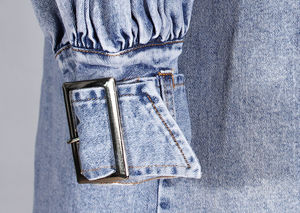 Veste en jean rose délavée tendance pour femmes avec des détails cloutés argentés, manches longues, boutons - Product Image 3
