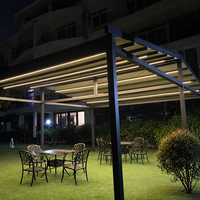 Pergola motorisée rétractable murale en aluminium avec revêtement PVC imperméable et anti-UV pour patio, jardin, hôtel