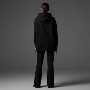 Ensemble deux pièces streetwear femme en coton noir mat personnalisé : sweat à capuche zippé avec fentes latérales et pantalon de survêtement court à ourlet fendu aux chevilles - Product Image 6