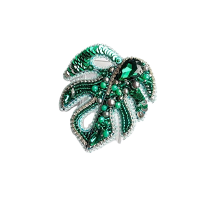 Broches de broderie de perles de rocaille faites à la main de conception LEAF Broches de perles de rocaille et brodées de conception personnalisée par glowin fashion - Product Image 1