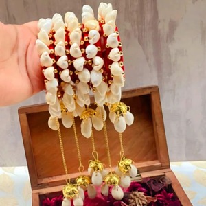 Boho Cowrie Shell Brazalete/Pulsera con Jhumka Latkan en hilo de seda para boda y función de medio Sari - Product Image 1