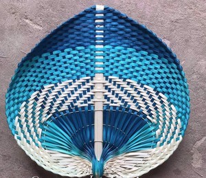 Éventail artisanal vietnamien unique, fabriqué à partir de feuilles de bodhi, pour une décoration spirituelle de luxe et des souvenirs de mariage élégants. - Product Image 2