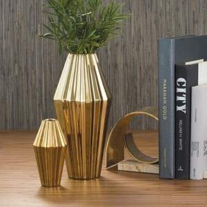 Vase à fleur ovale en aluminium à dessus étroit conçu pour les fleurs à longue tige ou les compositions florales verticales - Product Image 3