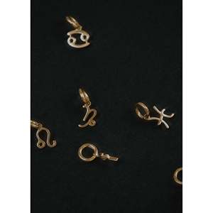 Amuleto Astrológico de Aniversario con Cristal, Diamante y Perla, Colgante Piramidal Chapado en Rodio y Oro Rosa, Joyería de Platino - Product Image 6