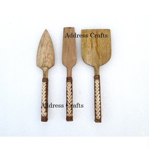 Ensemble d'outils de coupe de fromage en bois artisanal de conception créative poignée en osier tissé à la main manuel ensemble durable écologique 3 vaisselle - Product Image 1