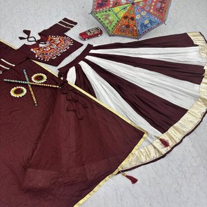Gamathi Work Lehenga Choli traditionnel en pur coton avec toile évasée de 6 mètres Lehenga avec coton assorti Dupatta - Product Image 5