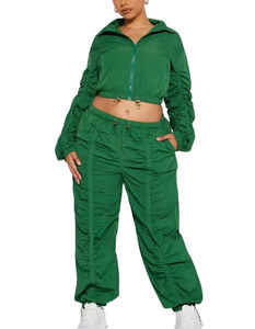 Los mejores conjuntos de chándal cortavientos para mujer, chaqueta recortada de nailon ligera con cremallera de retazos de 2 piezas hecha en Pakistán - Product Image 1