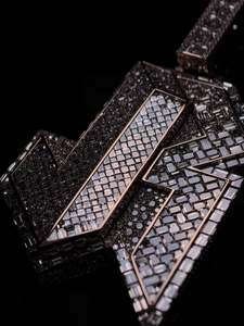 จี้เพชรโมอิสซาไนต์ทรงเหลี่ยมแบบ Emerald Cut ชุบโรเดียม ประดับเพชรแบบ Iced Out สำหรับผู้ชาย ทำจากเงินแท้ 925 สไตล์ฮิปฮอป - Product Image 2