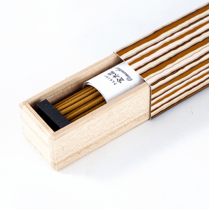 Set de Incienso Kayuragi de Sándalo Blanco, 40 Varillas con Soporte, Aroma a Lavanda y Almizcle para Uso en el Hogar y Spa - Product Image 1