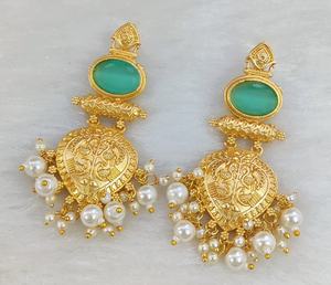 Boucles d'oreilles en or poli et en pierre Monalisa pour femmes, parfaites pour les mariages, les occasions festives, les tenues de soirée, belles boucles d'oreilles de qualité supérieure - Product Image 4