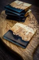 Sous-verre élégant en bois de noyer avec résine époxy transparente couleur personnalisée, finition brillante, résistant à la chaleur, fait main, qualité alimentaire