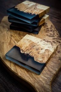 Sous-verres élégants en bois de noyer avec résine époxy transparente de couleur personnalisée, finition brillante, résistants à la chaleur, faits à la main pour un style élégant - Product Image 4