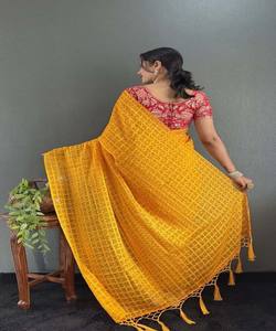 TENDANCE EN MOUSSETTE KHADI IMPRIMÉ UNI SAREE AVEC BLOUSE NON COUCHÉE VÊTEMENT DE FÊTE PRIX DE GROS VÊTEMENT ETHNIQUE JAUNE - Product Image 3