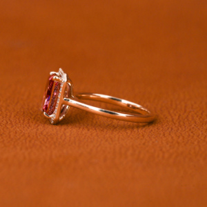 Radiant Cut Lab Grown Diamond Halo Setting Lujoso anillo de compromiso chapado en oro de 18 quilates Anillo de regalo de estilo moderno para mujeres IGI - Product Image 3