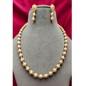 Look minimal plaqué or Look collier de qualité supérieure avec boucles d'oreilles pour femmes bijoux de créateur pour la collection de vêtements de mariage - Product Image 1