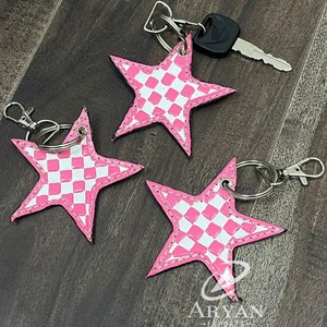 Nouveauté 2025 Porte-clés en cuir à carreaux avec étoile de créateur Charme d'étoile mignon Accessoires tendance Porte-clés et porte-cartes Cadeau pour femmes - Product Image 1