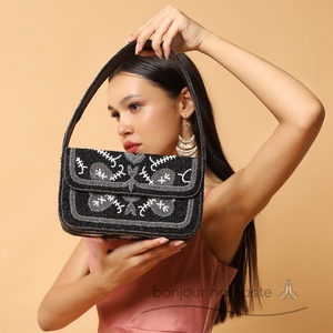 100% di Design Paisley indiano nero fatto a mano | Borsa di dichiarazione ricamata a mano con perline di vetro - Product Image 1