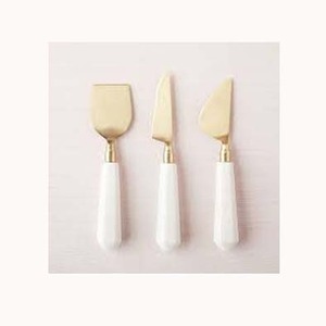 Ensemble d'outils d'épandage de fromage plaqué or de conception unique avec d'étonnants couverts en acier inoxydable à manche en marbre blanc - Product Image 1