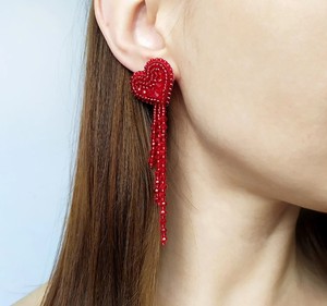 Boucles d'oreilles en forme de cœur rouge de qualité supérieure. Boucles d'oreilles longues perlées pour soirée - Product Image 1