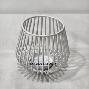 Bougeoir de style cage en fer blanc avec motif rond audacieux et forme propre pour une lueur contemporaine dans les espaces d'inspiration urbaine - Product Image 1