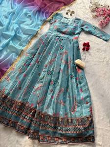 Ensemble robe Anarkali et dupatta imprimé numérique pour femmes, motif traditionnel à grande ampleur, vêtements de créateur, occasions de fête Diwali - Product Image 5