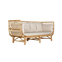 Banc en rotin fabriqué à la main avec des bords lisses à texture terreuse pour l'intégration du salon de l'hôtel ou de la terrasse couverte
