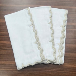 Servilleta de mesa beige de algodón premium con borde festoneado para bodas y cenas - Product Image 3