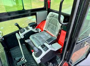 LIVRAISON GRATUITE AGT NT30 MINI-EXCAVATRICE 16 CV Lame avant de 51 pouces Cabine intégrée Ventilateur intérieur Pouce hydraulique Bras oscillant Homologué EPA CE - Product Image 3