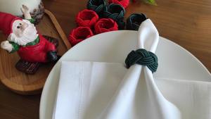 Anneau de serviette en rotin coloré élégant Idéal pour la décoration de table à manger chic et l'affichage dans la cuisine à domicile Fabriqué à la main en Inde - Product Image 2