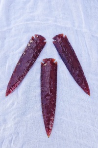 หินออบซิเดียนสีแดงทำมือ รูปทรงหัวลูกศร ขนาด 4 นิ้ว รูปทรงพระจันทร์เสี้ยว สำหรับบำบัดรักษา ดีไซน์และขนาดที่เป็นเอกลักษณ์ - Product Image 4