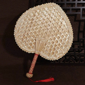 Éventail artisanal personnalisable en paille de blé, formes de feuille et de gourde, avec broderie rouge traditionnelle, durable, pour événements mondiaux. - Product Image 1