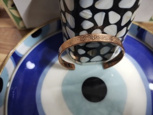 Brazalete envuelto en alambre de cobre hecho a mano, joyería de regalo artesanal de Metal puro con estilos tradicionales modernos antiguos religiosos - Product Image 2