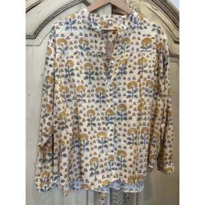 Blusa con Estampado Floral Hecho a Mano para Mujer, Estilo Bohemio - MARIGOLD, 100% Lino, Largo, Talla XL, para Oficina - Product Image 1