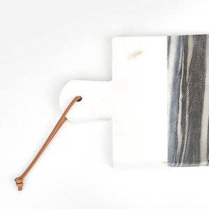 Assiette à découper en marbre blanc design avec veines noires Planche de cuisine et de service chic pour les maisons modernes - Product Image 4