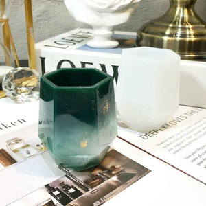 Portalápices de resina hechos a mano con colores vibrantes y un acabado brillante, perfecto para organizar por tradebit - Product Image 3