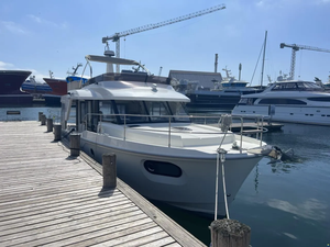 B-e-n-e-t-e-a-u S-w-i-f-t T-r-a-w-l-e-r 41 F-l-y - Product Image 4