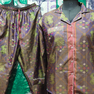 Pyjama en soie sari vintage pour femmes ensemble à manches longues boutonné luxe confortable vêtements de nuit d'été cadeau parfait pour elle - Product Image 1