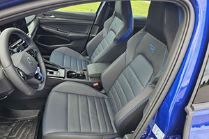 Volkswagen Golf R Black Edition 2026 d'occasion en bon état, 573 miles, moteur 4 cylindres turbo, transmission intégrale, échappement, bleu métallisé Lapiz - Product Image 5