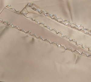 Hiyab de Satén con Dobladillo de Diamantes y Costura Invisible, Pañuelo Musulmán Liso, Venta al por Mayor de Fábrica, Diseño Personalizado, Tamaño y Logotipo - Product Image 6