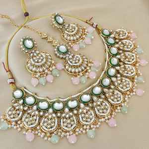 ชุดสร้อยคอคุณภาพพรีเมี่ยมพร้อมต่างหูเข้าคู่และ Maang Tikka เครื่องประดับเจ้าสาวแบบอินเดียดั้งเดิมเหมาะสำหรับทุกโอกาส - Product Image 3