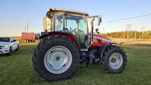 Tracteur Massey Ferguson 5M.145 4x4 avec 3 vannes hydrauliques auxiliaires arrière, cabine/climatisation/chauffage, transmission Powershift - Product Image 5