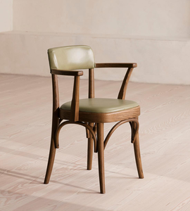 Un marco de fresno sólido trata una mancha envejecida de tono medio complementada por una suave tapicería de cuero italiano 1108235 - Product Image 2