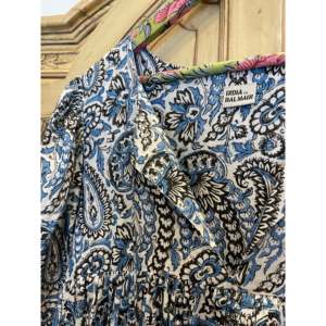 เดรสโบโฮมิดิ IIB สีน้ำเงินลายเพสลีย์ ผ้าวิสโคสระบายอากาศได้ดี ทรงหลวม คอวีลึก ไซส์เดียว ดีไซน์พลัสไซส์ เหมาะสำหรับใส่ในวันสบายๆ หรืองานปาร์ตี้ - Product Image 3