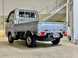 Camionnette japonaise Suzuki-Carry Kei 4x4 DA16T 2018, mini-camion benne basculante, moteur 3 cylindres R06A de 658 cm³, 50 ch et boîte manuelle à 5 vitesses - Product Image 5