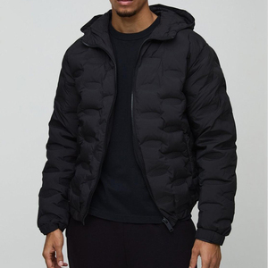 Chaqueta acolchada gruesa con aislamiento térmico, diseñada para protección en invierno al aire libre, con relleno suave y tejido transpirable. - Product Image 1