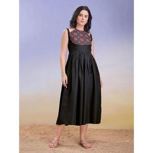 เดรสลำลองผู้หญิงยาวคลุมเข่าแขนกุดคอสูงสีทึบ - Product Image 3