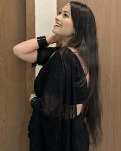 Sari Fox Gorgette para Mujer Adulta con Hermoso Corte Khatli, Trabajo Artesanal Dana y Adornos de Diamantes Hechos a Mano - Product Image 3