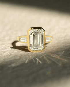Bague à trois pierres en moissanite taille émeraude 7x10 mm avec pierres latérales baguette effilées plaquée or jaune - Product Image 1