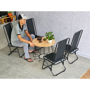 Conjunto CBCF290 de Mesa de Café de Madera de Caucho y 4 Sillas Plegables de Malla para Restaurante - Product Image 3