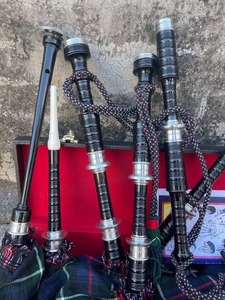 Cornemuse écossaise de la haute-lande Mackenzie Tartan avec monture argentée et étui rigide, corps en bois de rose, conception à trous ouverts, flûte de qualité supérieure - Product Image 2